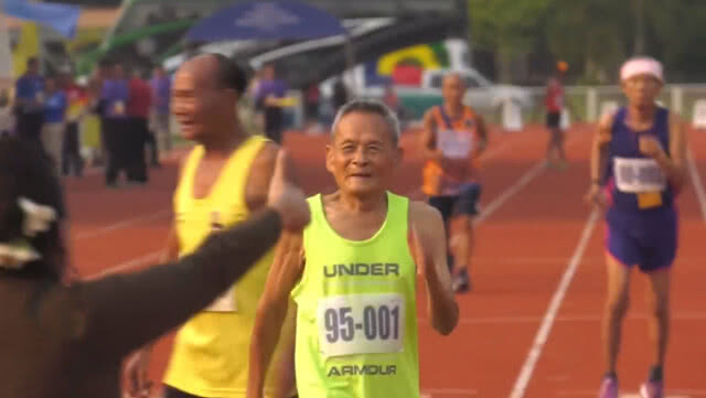 อายุไม่ใช่อุปสรรค คุณปู่วัย 98 คว้าทองวิ่ง 100 เมตร ด้วยเวลา 24.59 วินาที