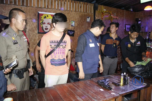 บุกจับร้าน"นั่งชิล"
3 ลูกชายคนดังพัทยา
เจอนักเที่ยวพกปืน-ยา-ฉี่ม่วง