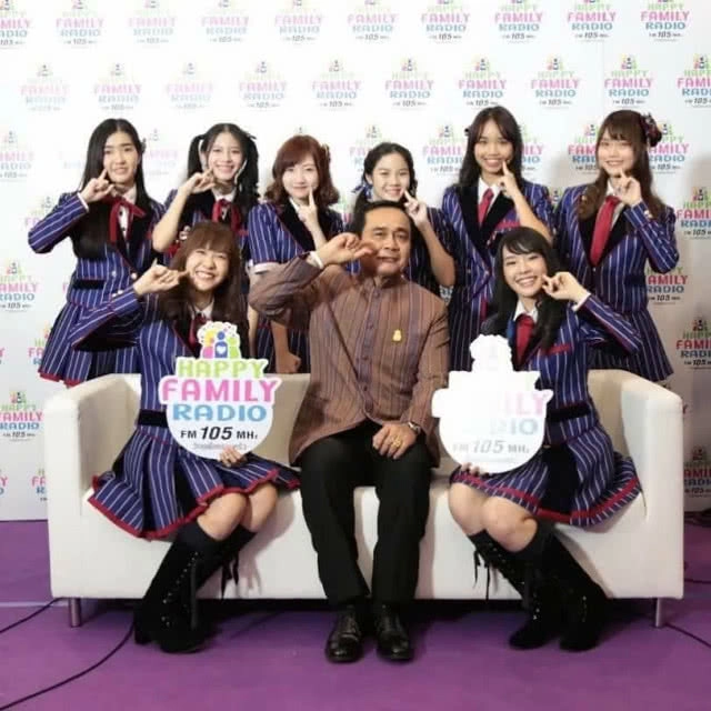 "ลุงตู่" ออกสเต็ปสุดพลิ้ว เพลงคุกกี้เสี่ยงทาย กับหลานๆ BNK48