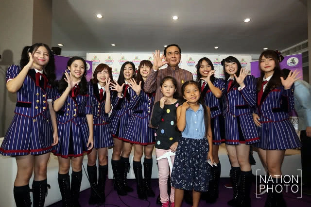 "ลุงตู่" โอชิใคร? BNK48 บุกทำเนียบพบนายกฯ