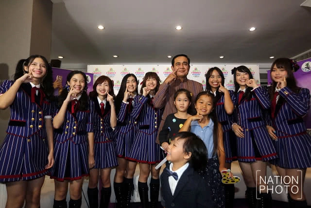 "ลุงตู่" โอชิใคร? BNK48 บุกทำเนียบพบนายกฯ