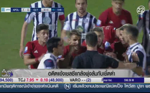 (คลิปข่าว) อดีตแข้งเชลซีแกล้งพุ่งล้มกับเชิ้ตดำ