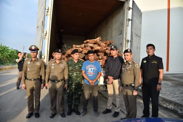 บุกค้นโกดังลักลอบเเเปรรูปไม้พะยูง ยึดของกลางกว่า 370 ท่อน ปืน-กระสุนเพียบ!