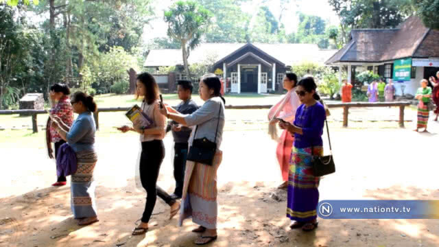 นักท่องเที่ยวเมียนมาร์จากทวายมาเที่ยวชมความงามภูหินร่องกล้า