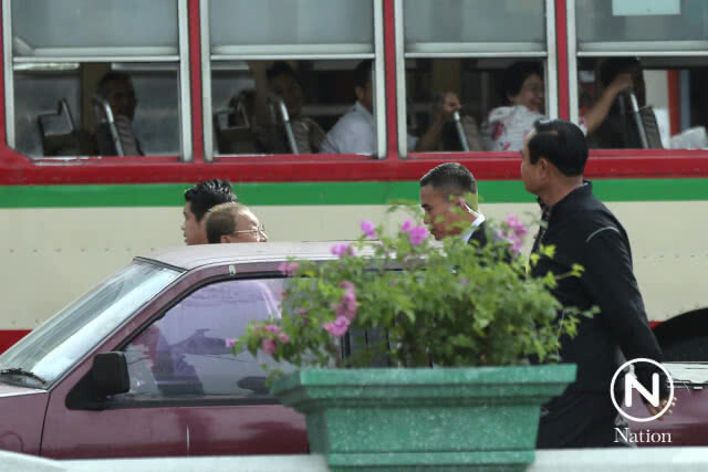 (ภาพชุด) "บิ๊กตู่" เดินรอบนอกทำเนียบฯ ยิ้มแทนคำตอบซ้อม "หาเสียง"