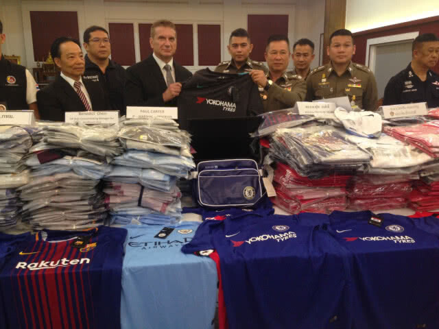 รวบพ่อค้าลอบขายชุดกีฬาปลอม ยึดของกลางกว่า 4,000 ตัว มูลค่า 30 ล้าน