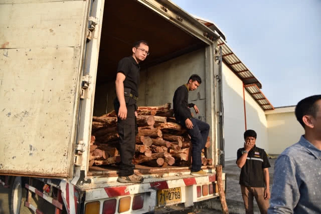 บุกค้นโกดังลักลอบเเเปรรูปไม้พะยูง ยึดของกลางกว่า 370 ท่อน ปืน-กระสุนเพียบ!