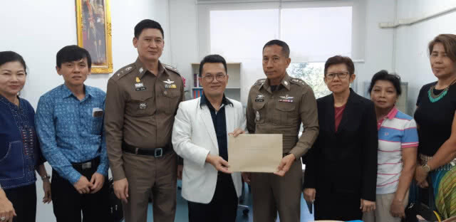 กลุ่มเจ้าของอาคารพาณิชย์รอบตลาด ยื่นหนังสือถึงผู้ว่าฯ แก้ปัญหารูปแบบตลาดโต้รุ่ง 1 หัวหิน