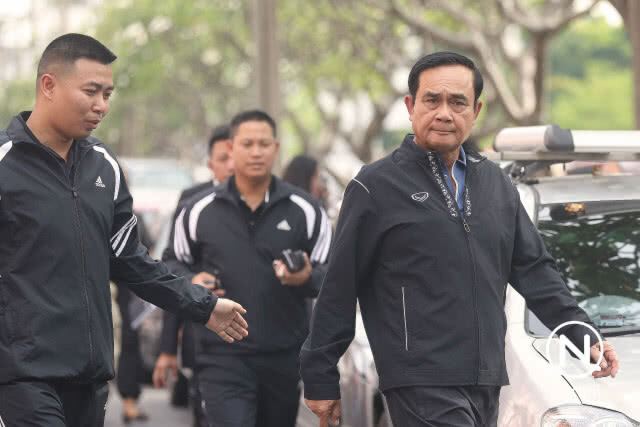 (ภาพชุด) "บิ๊กตู่" เดินรอบนอกทำเนียบฯ ยิ้มแทนคำตอบซ้อม "หาเสียง"