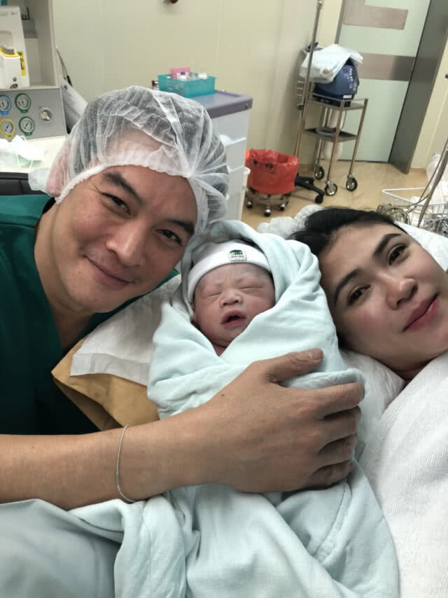 คลอดแล้ว! "น้องโพธิ์" ลูกชาย พ่อชาคริต กับแม่แอน(คลิป+ภาพ)