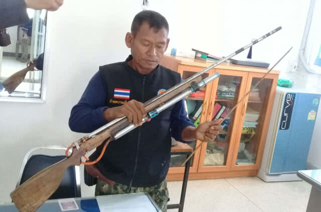 ขอตรวจค้นลูกชายสารวัตรกำนัน ชักปืนฉมวกอัดลมยิงปลัดบาดเจ็บ