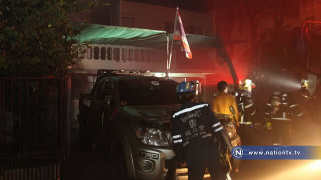 เพลิงพิโรธทาวน์เฮ้าย่านอุดมสุข ลาม 3 หลัง ชาวบ้านหนีตายอลหม่าน ตร.คาดไฟฟ้าลัดวงจร