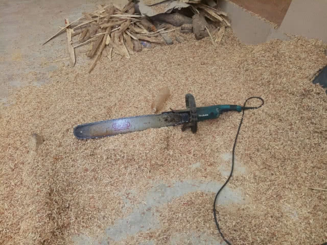 บุกค้นโกดังลักลอบเเเปรรูปไม้พะยูง ยึดของกลางกว่า 370 ท่อน ปืน-กระสุนเพียบ!