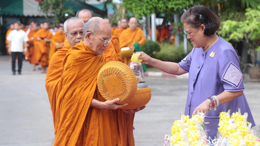 สมเด็จพระเทพฯ เสด็จฯไปทรงบาตร เนื่องในโอกาสวันสถาปนาสภากาชาดไทย สมเด็จพระเทพฯ เสด็จฯไปทรงบาตร เนื่องในโอกาสวันสถาปนาสภากาชาดไทย