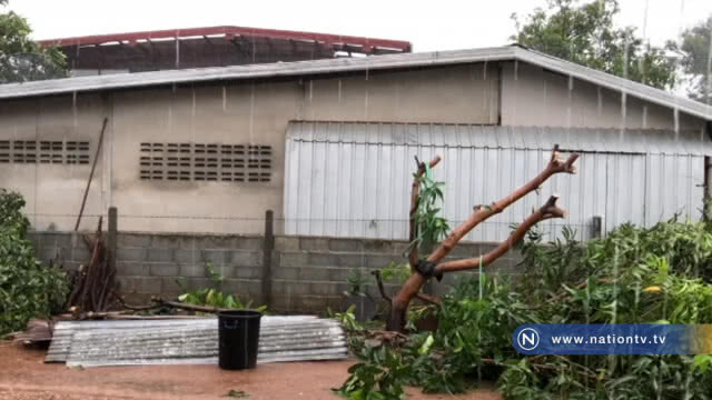 พายุฤดูร้อนพัดหลังคาปลิวฝนตกซ้ำอีกน้ำเข้าบ้านเดือดร้อนหนัก