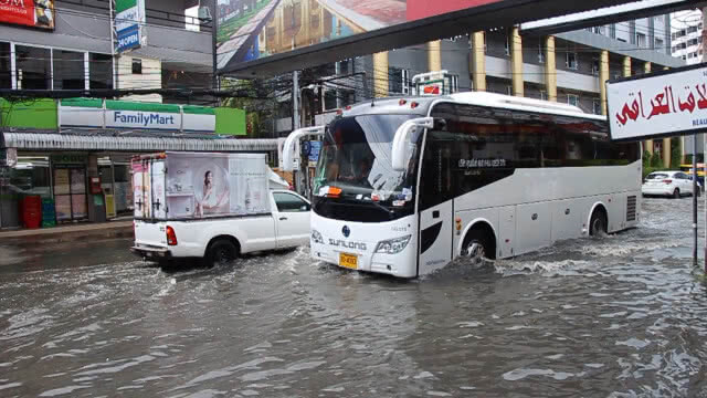 ชาวพัทยา บ่นอุบ ฝนเทไม่ถึงชั่วโมง ท่วมทั่วเมือง!!