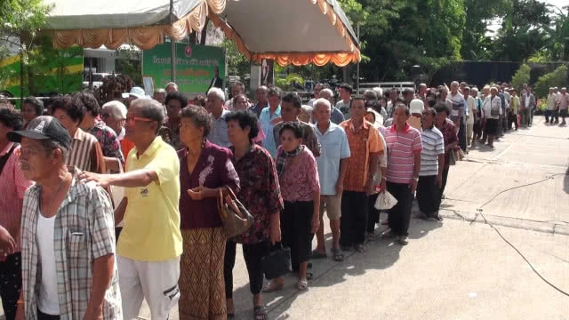 เศรษฐีใจบุญ จ.นครศรีธรรมราช แจกเงินผู้สูงอายุกว่า 2 ล้านบาท