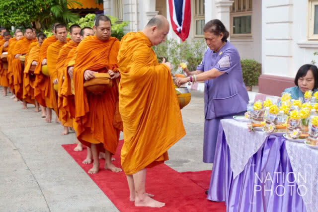 สมเด็จพระเทพฯ  เสด็จฯไปทรงบาตร เนื่องในโอกาสวันสถาปนาสภากาชาดไทย