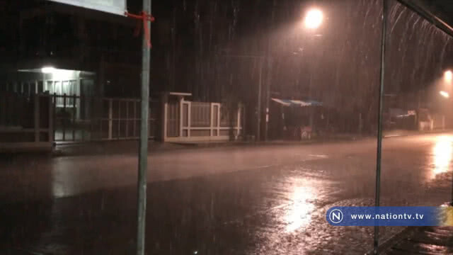 พายุฤดูร้อนพัดหลังคาปลิวฝนตกซ้ำอีกน้ำเข้าบ้านเดือดร้อนหนัก