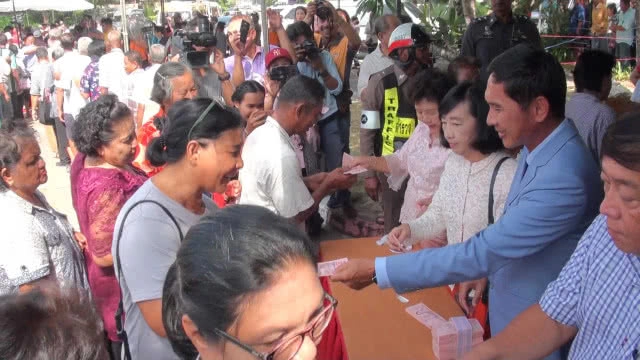 เศรษฐีใจบุญ จ.นครศรีธรรมราช แจกเงินผู้สูงอายุกว่า 2 ล้านบาท