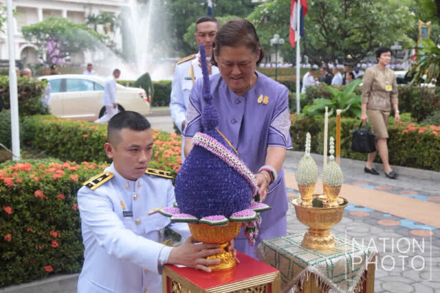 สมเด็จพระเทพฯ  เสด็จฯไปทรงบาตร เนื่องในโอกาสวันสถาปนาสภากาชาดไทย