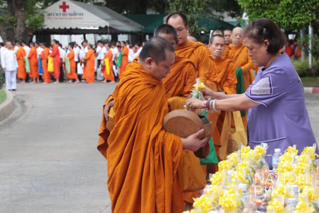 สมเด็จพระเทพฯ  เสด็จฯไปทรงบาตร เนื่องในโอกาสวันสถาปนาสภากาชาดไทย