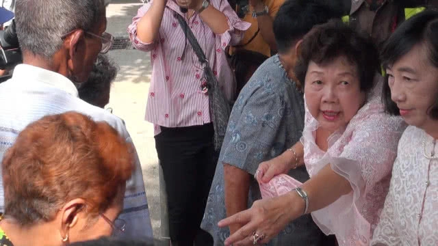 เศรษฐีใจบุญ จ.นครศรีธรรมราช แจกเงินผู้สูงอายุกว่า 2 ล้านบาท