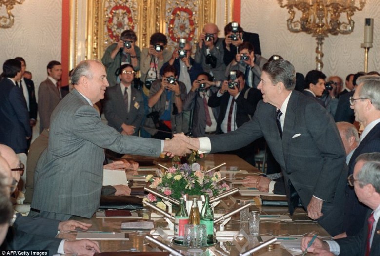 ย้อนรอย "จับมือ"สะท้านโลก