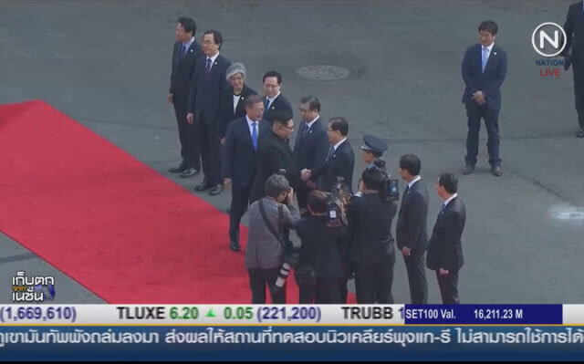 (คลิปข่าว) เทียบสไตล์ทหาร 2 เกาหลีเคารพผู้นำ