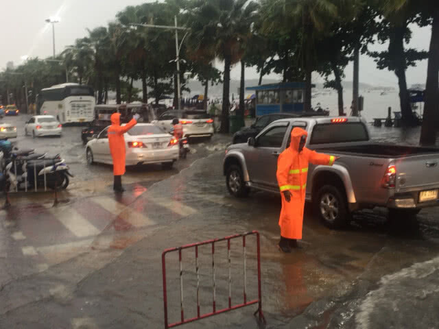 ตร.พัทยา พร้อมลุยฝนอำนวยความสะดวกนักท่องเที่ยวหลังฝนถล่มจนน้ำท่วมขัง