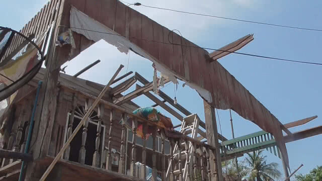 พายุฤดูร้อนพัดถล่มบ้านเสียหาย กว่า 100 หลังคาเรือน