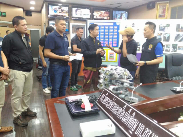 ตำรวจรวบ! หนุ่มวัย 43 รับปลอมใบขับขี่-บัตรต่างด้าว