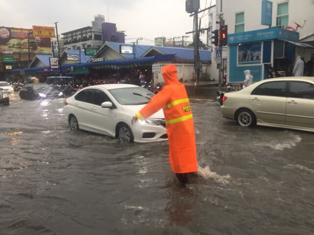 ตร.พัทยา พร้อมลุยฝนอำนวยความสะดวกนักท่องเที่ยวหลังฝนถล่มจนน้ำท่วมขัง