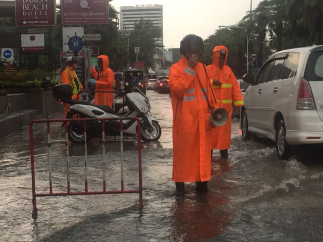 ตร.พัทยา พร้อมลุยฝนอำนวยความสะดวกนักท่องเที่ยวหลังฝนถล่มจนน้ำท่วมขัง