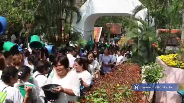 คนนับพันร่วมล้างพระธาตุศรีสองรักอำเภอด่านซ้าย