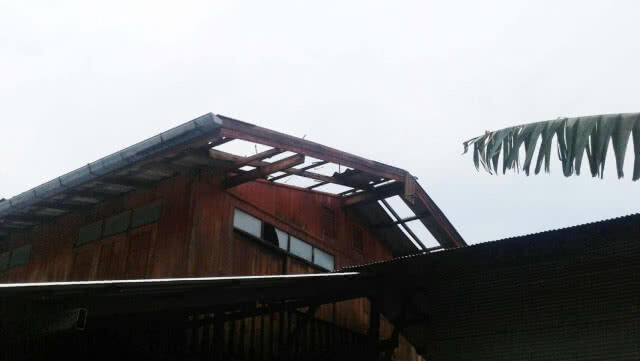 พายุถล่ม! อำเภอแม่สอด เสาไฟฟ้าล้มระเนระนาด-บ้านพัง