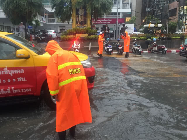 ตร.พัทยา พร้อมลุยฝนอำนวยความสะดวกนักท่องเที่ยวหลังฝนถล่มจนน้ำท่วมขัง
