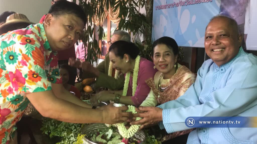 รดน้ำดำหัวผู้ว่าฯคนดังก่อนย้ายไปรับตำแหน่งที่จังหวัดเพชรบูรณ์