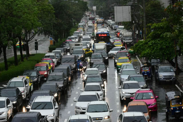(ภาพชุด) ปชช.ทั่วกทม.และปริมณฑล ประสบปัญหาฝนตก การจราจรติดขัด
