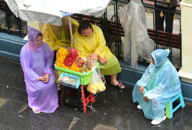 (ภาพชุด) ปชช.ทั่วกทม.และปริมณฑล ประสบปัญหาฝนตก การจราจรติดขัด