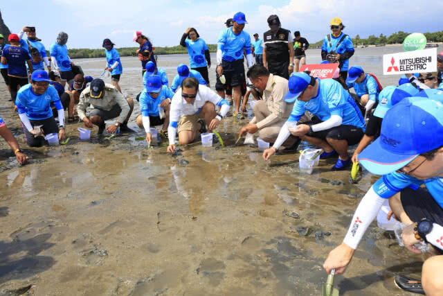 ร่วมปลูกหญ้า ทะเลหาดปากเมง ไปกับ ปั่น Slow Life ใส่ใจสิ่งแวดล้อม เมืองต้องห้ามพลาด จ.ตรัง