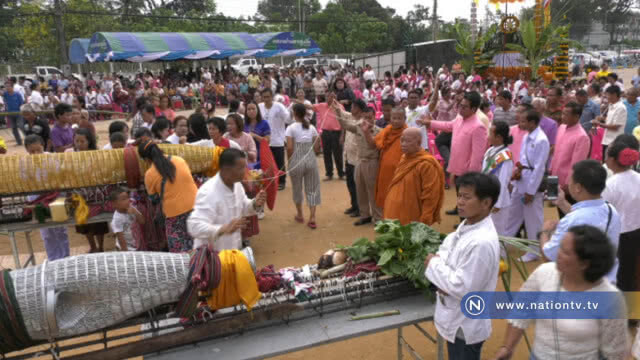 แห่ดูดอกบัว ไม่สนใจนางรำกันเลย