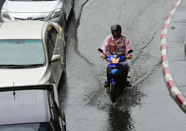 (ภาพชุด) ปชช.ทั่วกทม.และปริมณฑล ประสบปัญหาฝนตก การจราจรติดขัด