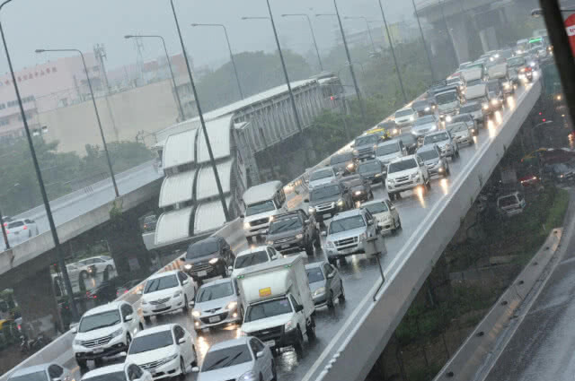 (ภาพชุด) ปชช.ทั่วกทม.และปริมณฑล ประสบปัญหาฝนตก การจราจรติดขัด