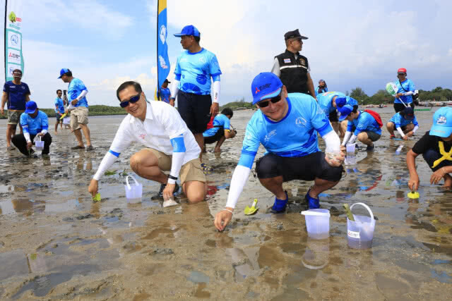 ร่วมปลูกหญ้า ทะเลหาดปากเมง ไปกับ ปั่น Slow Life ใส่ใจสิ่งแวดล้อม เมืองต้องห้ามพลาด จ.ตรัง