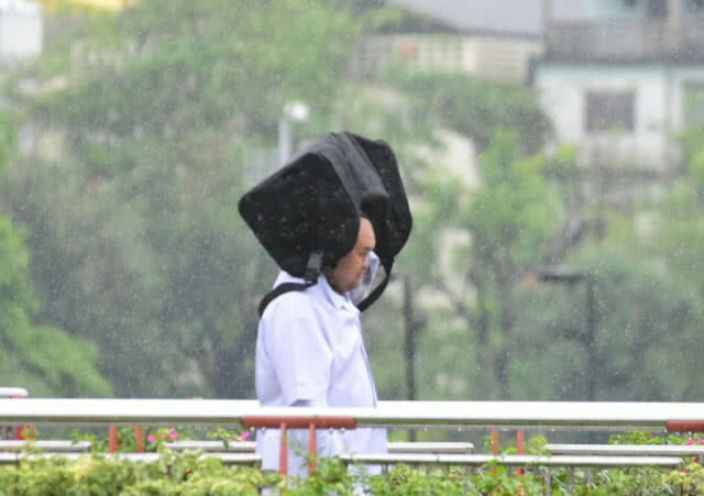(ภาพชุด) ปชช.ทั่วกทม.และปริมณฑล ประสบปัญหาฝนตก การจราจรติดขัด