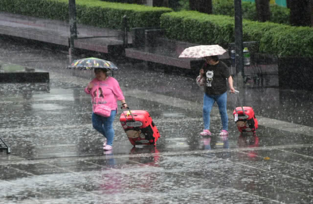 (ภาพชุด) ปชช.ทั่วกทม.และปริมณฑล ประสบปัญหาฝนตก การจราจรติดขัด