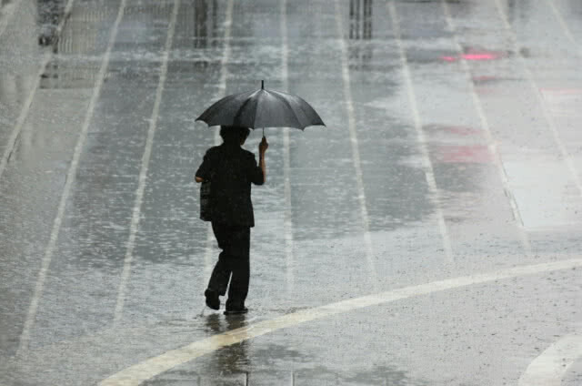 (ภาพชุด) ปชช.ทั่วกทม.และปริมณฑล ประสบปัญหาฝนตก การจราจรติดขัด