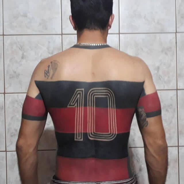 แฟนบอลสุดใจถึง! ลงทุนสักรูปเสื้อบอลบนร่างกาย แสดงความรักต่อสโมสร