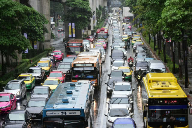(ภาพชุด) ปชช.ทั่วกทม.และปริมณฑล ประสบปัญหาฝนตก การจราจรติดขัด